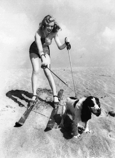 Marta katanie na lyzhah po peschanoj dyune na fotosessii 1945 scaled