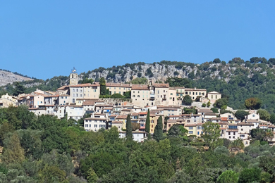 K Vue du village de Châteauneuf Grasse depuis le golf de la Bastide